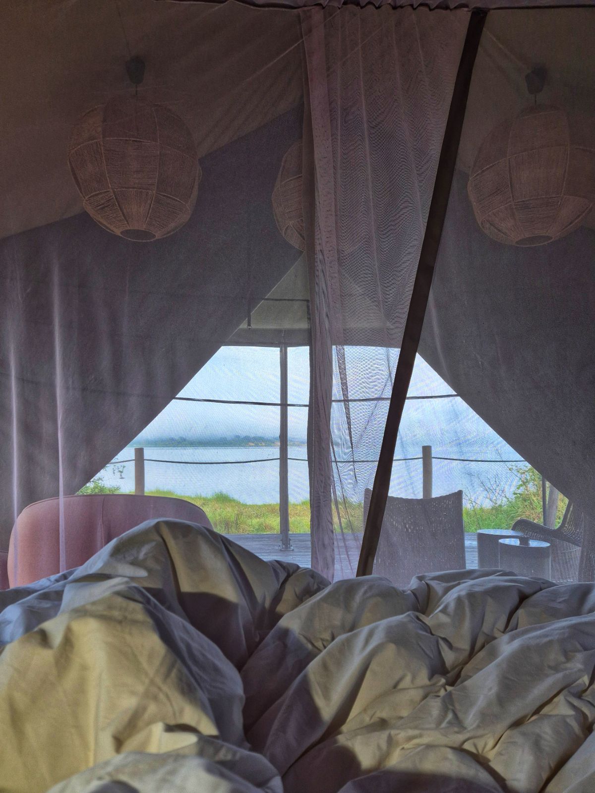 Blick aus einem Glamping-Zelt
