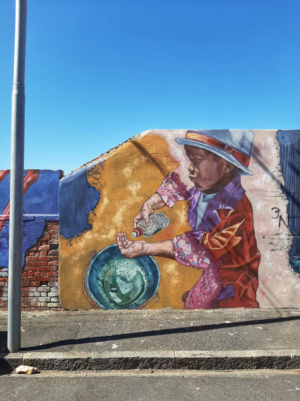 Buntes Graffiti auf einer Hauswand in Woodstock, Kapstadt