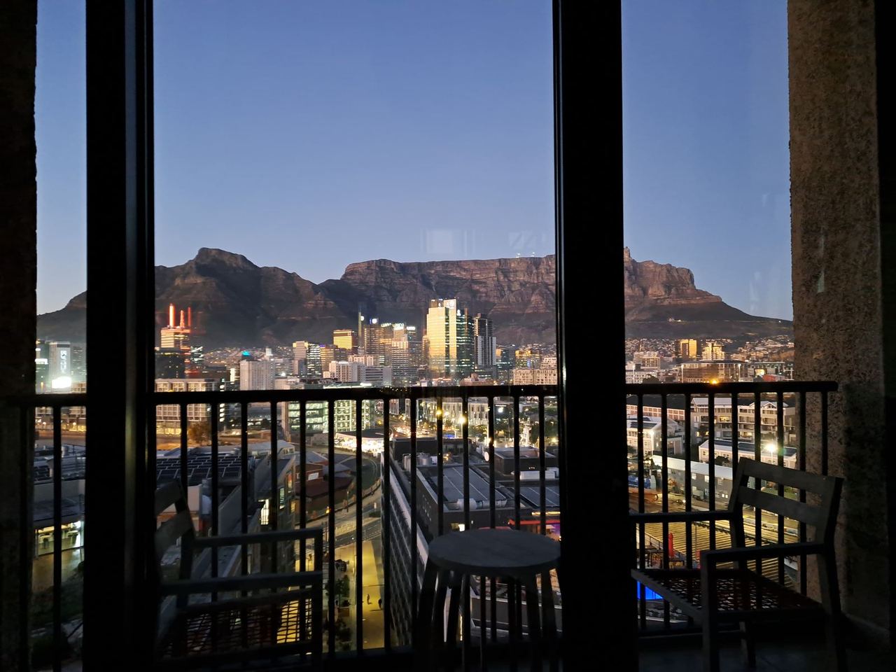 Blick auf den Tafelberg aus einer Suite des Silo Hotel im Silo District, Kapstadt
