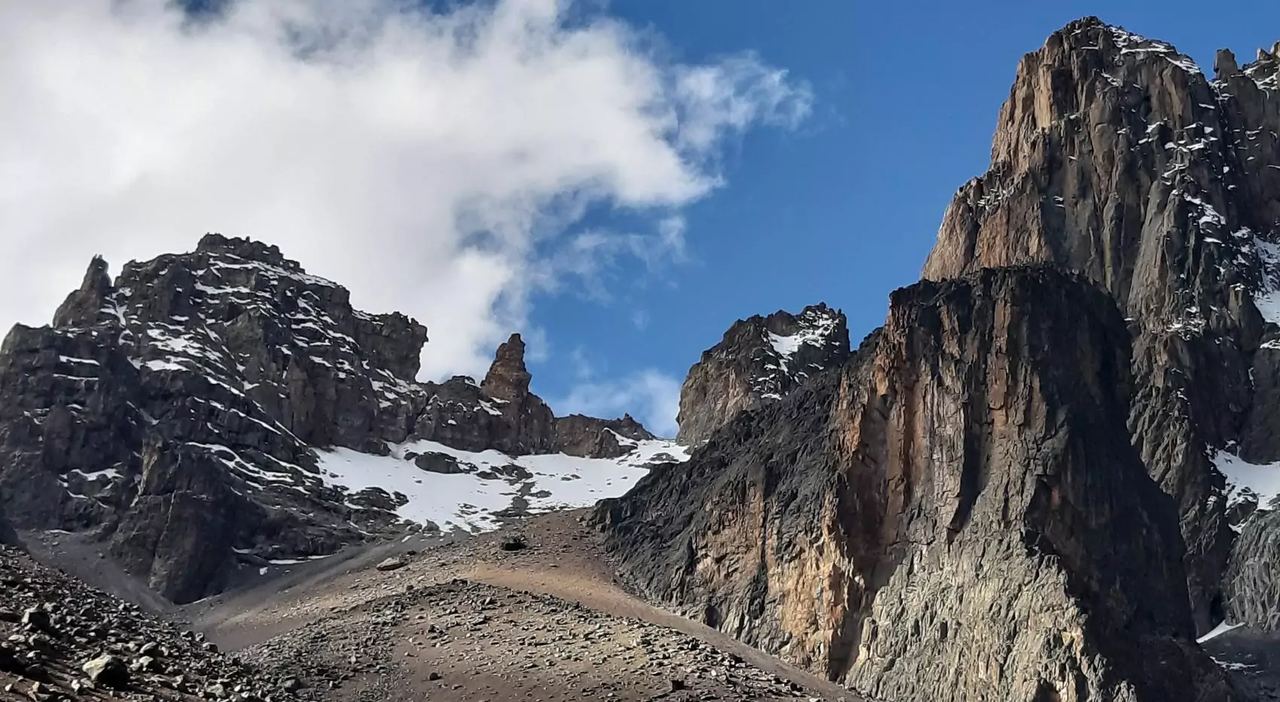 Gebirgslandschaft mit schneebedeckten Hängen im Mount-Kenya-Massiv