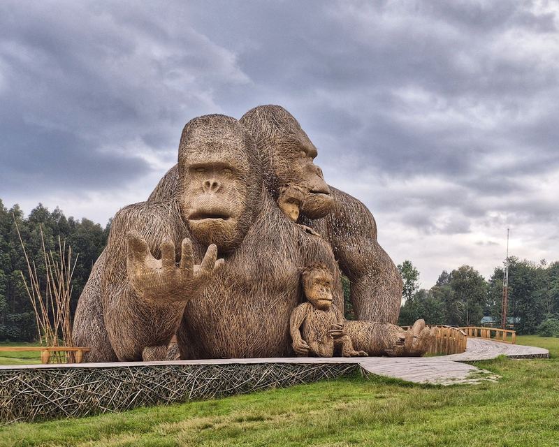Gorilla-Skulptur am Eingang/Zeremonienplatz des Volcanoes National Park