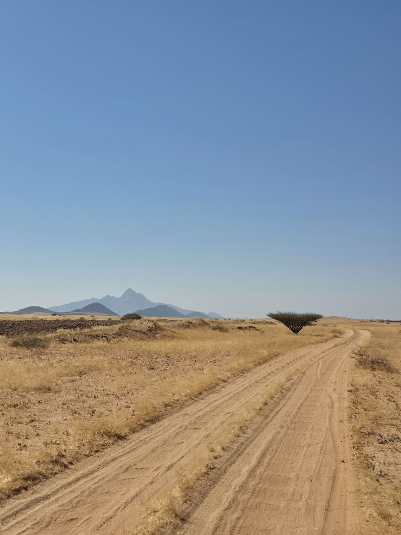 Unbefestigte Straße nahe Moçâmedes im Süden Angolas