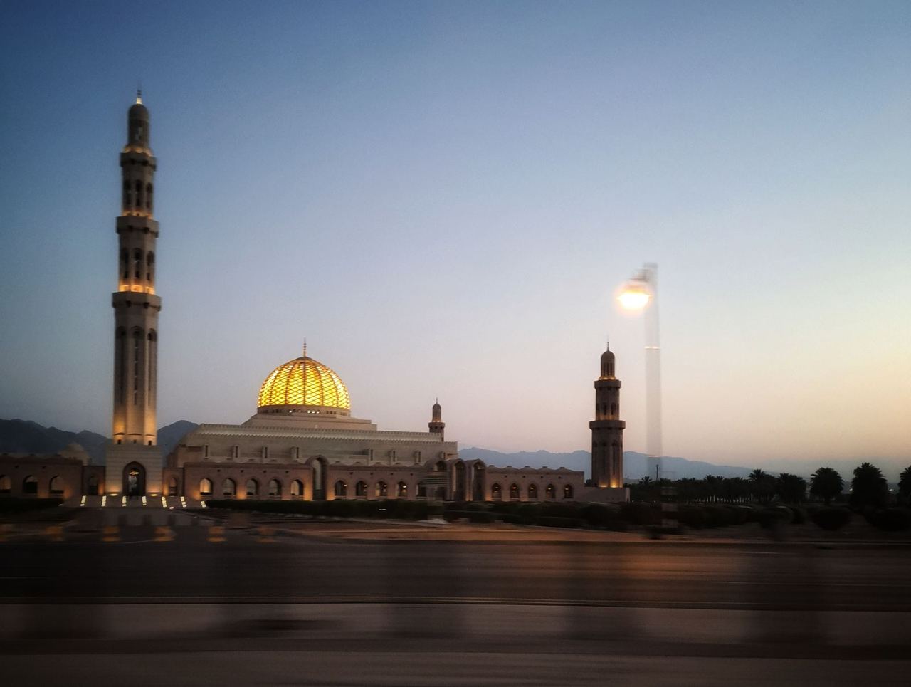 Große Moschee von Muskat im Abendlicht