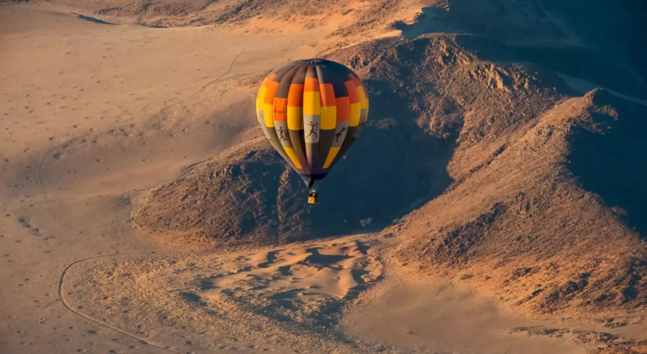 Heißluftballon über der Wüste in Namibia