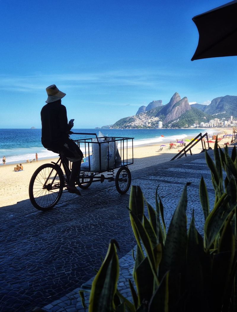 Radfahrer auf der Strandpromenade in Ipanema